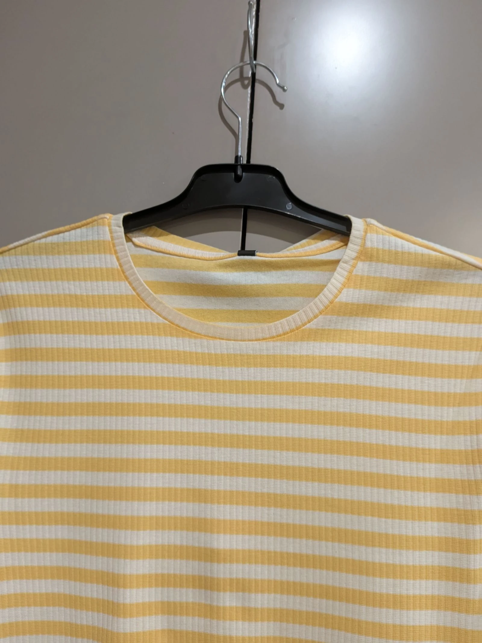 Camiseta de Listras Amarelas e Brancas de Malha Canelada tamanho G da Pieces – photo 2